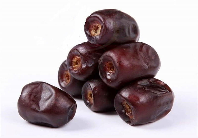 خرما مضافتی خوزستان با رنگ تیره و بافت گوشتی